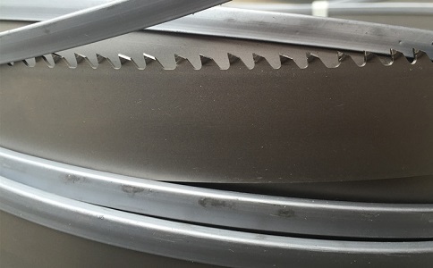 昌邑为何在切割硬度高的钛合金材料时需要将带锯条切削液的浓度加高？