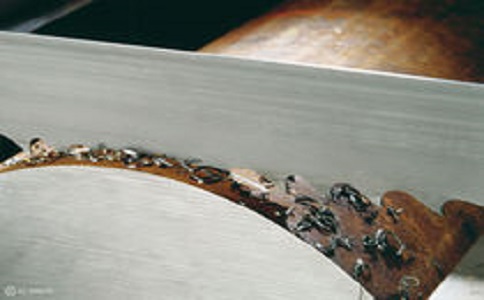 昌邑带锯床线速度设定过高，为什么会导致带锯条齿尖发热加速锯条的磨损？